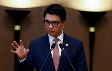 大統領「安全のため避難」と演説　マダガスカル、政変か