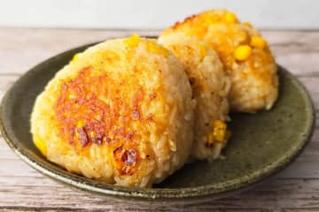 “昨日の残りご飯”が主役級に変身　あつメシさんの濃厚焼きおにぎりが背徳のうまさ