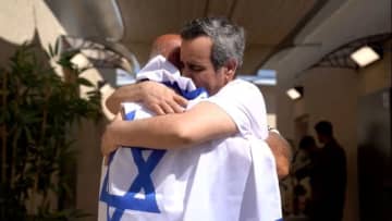 解放されたイスラエル人の人質、家族と再会　歓喜広がる