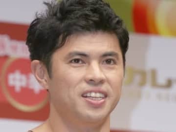 小島よしお、ステージへの移動中の姿を公開。「気まずそうで草」「何か羽織って」とファン