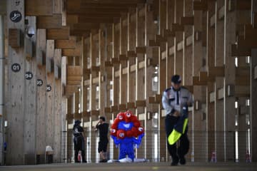 閉幕一夜、会場に惜しむ人の姿　万博「元気与えてくれた」