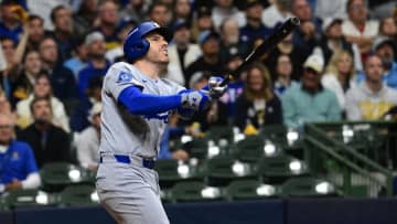 ドジャースが待望の先制点　フリーマンが右中間への一発　大谷翔平もベンチで両手をあげて喜ぶ