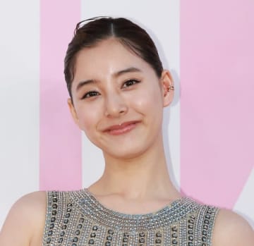 新木優子、大阪・関西万博にすべり込み。「赤い服にデニム」のおしゃれすぎるミャクミャクコーデに反響