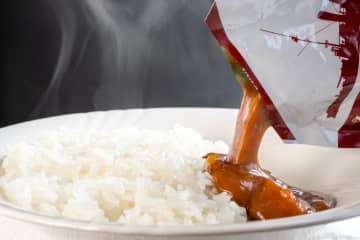 賞味期限切れのレトルト食品、食べても大丈夫？口にすべきではないサインと正しい保存方法