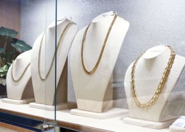 金価格、初の2万2千円　最高値更新
