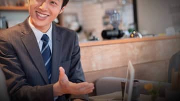 儲かるに決まってるじゃないですか...平日昼の喫茶店に響く自信満々な声。高級腕時計にパリッとしたスーツ、"エリート風”の30代男が語る「退職金2,000万円の運用プラン」の危うさ【CFPが警告】
