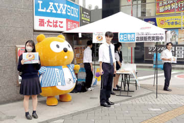 生徒考案「ご褒美スイーツ」　埼玉・新座総合技術高校の生徒とローソンが共同開発　関東甲信地区の店舗で販売　フリーズドライのイチゴとパリパリ食感のチョコレートをトッピングしたカップケーキ