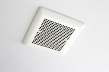 トイレの換気扇をいつも「つけっぱなし」にする夫…使用するときだけつければいいと思うのですが、電気代ってどれくらい変わりますか？