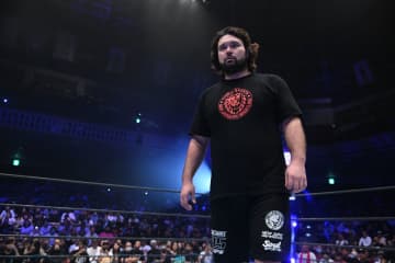 【新日本】EVIL、H.O.T.総出の蹂躙でNEVER王座強奪！試合後には柔道金メダリスト・ウルフ アロンがボルチンを救出「1月4日デビュー戦、EVILとやらせてください」