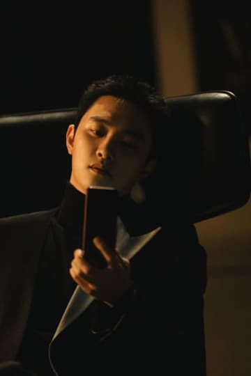 EXOド・ギョンス、悪役に初挑戦！新ドラマ『捏造された都市』の冷酷な姿を捉えたスチール公開