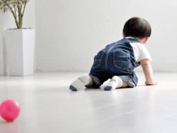 肩こりや腰痛に効く「ハイハイ体操」とは！？【ゆがんだ背骨の整え方】