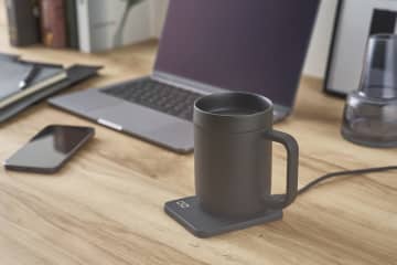 スマホも飲み物も“ちょうどいい”　CIO「新世代マグウォーマー」は充電もできる優れもの