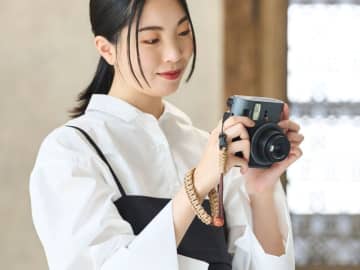 カメラケースやストラップなどinstax “チェキ”専用アクセサリー　iPhoneに装着できるフォトフレームも