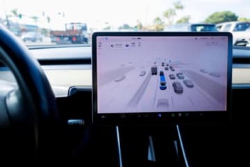 テスラの自動運転技術、信号無視や逆走など危険な運転事例を米当局が調査　それでも走行が許される理由