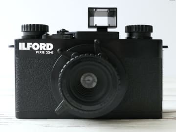 「ILFORD」の名を持つ35mmフィルムカメラ　レンズを外して“ピンホール撮影”も　「大人の科学マガジン」キットがベース