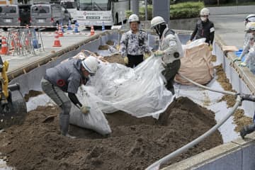 福島除染土、中央9省庁に搬入　環境相「大きな意義がある」