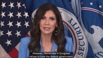 民主党を非難するノーム長官の動画、米国内の複数空港が放映の指示を拒否