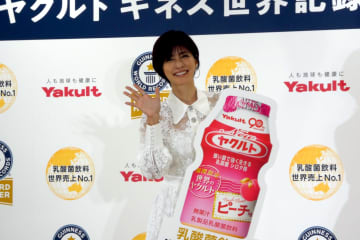 ヤクルト、創業90周年とギネス世界記録認定記念の「Newヤクルト ピーチ味」