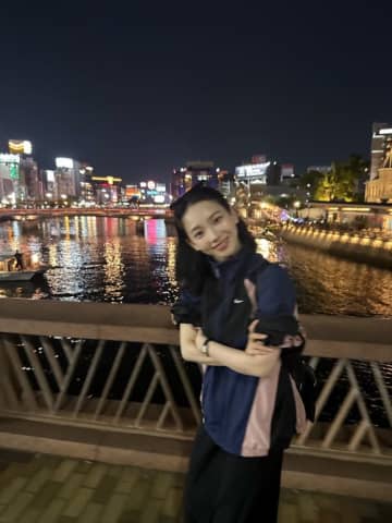 aespaのKARINA、福岡の街を散策！可愛すぎる近況ショットが話題「私について来て」