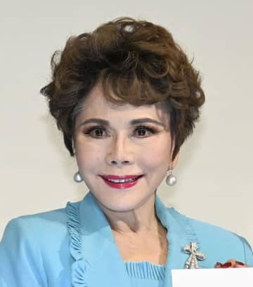 デヴィ夫人、訪朝終える　北京に到着