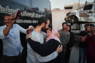 涙と歓声に包まれるパレスチナ　イスラエルが２０００人を釈放、大多数が司法なき拘束　暴行の訴えも