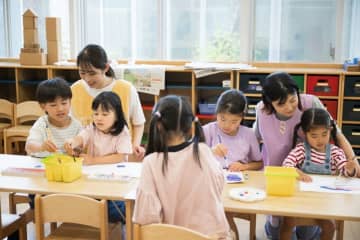 都内に住むママ友は第一子も保育料が“無料”のようです。うちは「月4万円」の保育料がかかっていますが、自治体によって違いがあるのでしょうか？