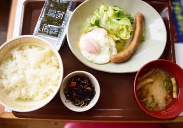 【すき家コスパ最強】「ソーセージエッグ朝食」はボリューム満点！「ご飯大盛りでも500円」