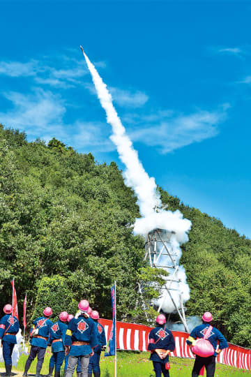 客8万人超が見守る中、上空へロケット発射　埼玉・秩父で「龍勢祭」　24の流派が1年かけて構想を練り、さまざまな仕掛けを施した龍勢計30本を奉納