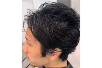 黒髪の男性→大胆にカラーチェンジ　手話でコミュニケーション　ビフォーアフターに驚きの声