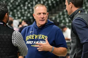 ドジャース戦終了→敵地会見でまさかの光景　ブルワーズ監督の横に…変わらないスタイル