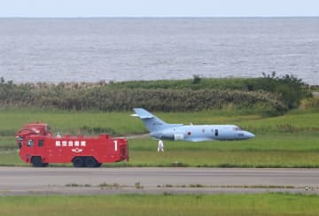 空自機、車輪出さずに胴体着陸　新潟空港の滑走路逸脱事故