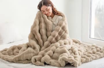 見た目も手触りも「もはや、うさぎ。」、2枚合わせ毛布がタンスのゲンから
