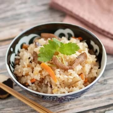 【炊き込みご飯シーズンですよ♡】具材たっぷりで大満足！秋に食べたい炊き込みご飯レシピ3選