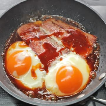 【いつもの目玉焼きがごちそうに！】「この組み合わせ、天才か」「正直、毎朝でもいい」目玉焼きの裏ワザ＆絶品アレンジレシピ3選