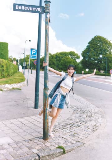 日向坂46・河田陽菜、枕をギュッと抱きしめて愛くるしい上目遣い　2nd写真集『テイクオフ』