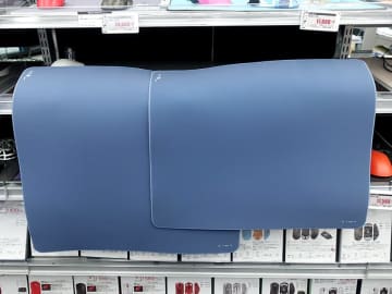 AIM1のスピード系マウスパッド「電」、ソフマップで展示中