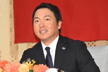 【巨人】長野久義が引退会見で〝サプライズ返し〟　岡本和真に花束贈呈「いってらっしゃい！」