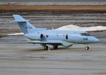 新潟空港「空自U-125A」滑走路逸脱事故、車輪出し忘れによる人的要因と推定