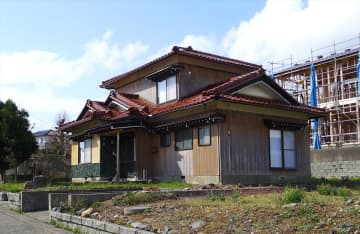 えちぜん鉄道三国港駅から徒歩約13分、住宅街に立つ家。海もレジャー施設も温泉も近い【福井県坂井市】