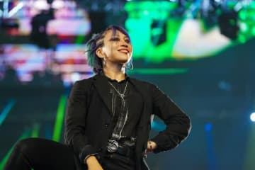 「ホラーすぎる」人気日本人女子レスラーの“白塗りコウモリメイク”に世界がざわつく…「お化けも勝てない」最強女王の新ビジュアルが話題