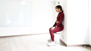 たったこれだけなのに効く～！壁に寄りかかって下半身を鍛える“6ポーズ”
