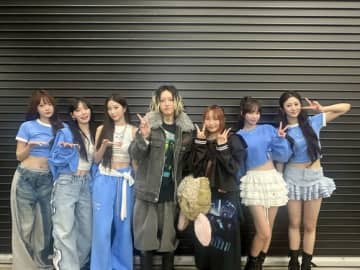 LE SSERAFIM、YOASOBIと記念ショット！日本で初披露したコラボステージが話題