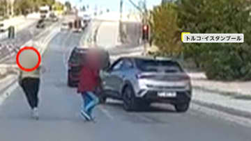 運転手同士の口論から…道路の真ん中で“乱投”の一部始終　中央分離帯で手にしたのは石　トルコ