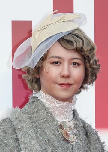 「ええぇ…！」ミセス藤澤、まさかの寝姿にネット驚き「ルンバ抱いて寝てるんかと」「すごい体勢」