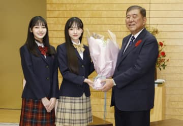 首相が中3アイドルに受験指南　「過去問を10年分解く」