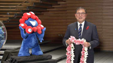 ミャクミャクが石破首相に「いつもありがとう。疲れてない？もうひと踏ん張り」万博閉幕で官邸を後に