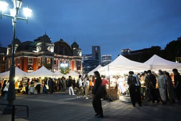 オープンから大盛況！北浜蚤の市に１４０軒、初の夜開催に「雰囲気も素敵」