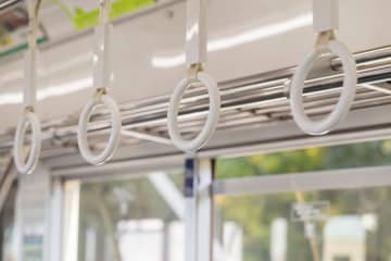 『電車のつり革を使わない人』の心理4選　主な理由とは？つかまないとどうなる？
