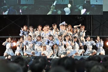 前田敦子、グッズの進化に驚き「自分で決めていいってこと？」　OGメンバーも握手会に参加