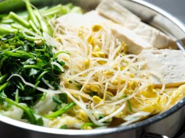 料理研究家リュウジが伝授『無限もやし鍋』の作り方が話題！「安い・旨い・簡単」の三拍子そろった『一生使える鍋レシピ』にネットでも歓喜の声「鍋向きの気温になってきたのでありがたい」「これはやるしかねぇ…」「コスパ良い鍋料理最高」